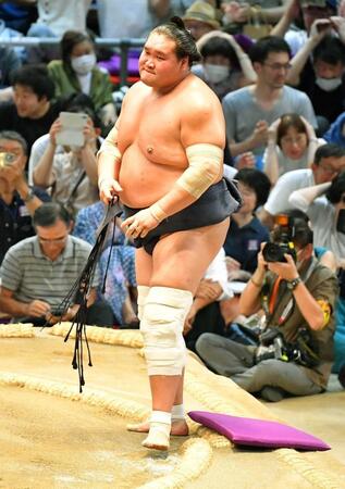 横綱照ノ富士が引退へ　負傷の右膝かばい腰も痛める…４日目で２敗　５日目に休場、意向固める