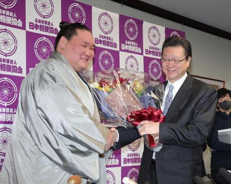 　師匠・伊勢ケ浜親方に花束を贈った照ノ富士（撮影・金田祐二）