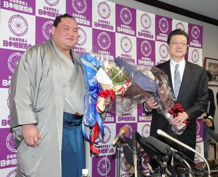 　師匠・伊勢ケ浜親方に花束を贈った照ノ富士（撮影・金田祐二）