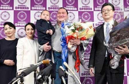 　引退会見を終え笑顔で記念写真に納まる、大相撲の横綱照ノ富士（右から２人目）。右端は伊勢ケ浜親方＝１７日午後、東京・両国国技館