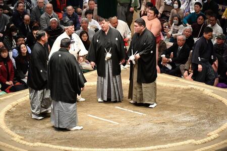 　琴桜と熱海富士の一番を協議する勝負審判（撮影・開出牧）