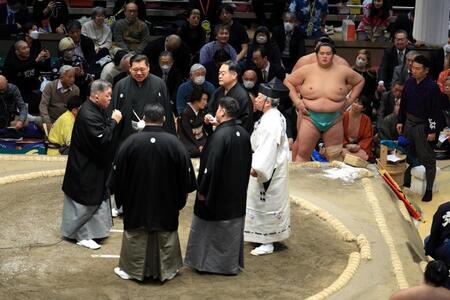 　琴桜と熱海富士の一番で土俵を割る前に審判が手を挙げ取り直しとなる（撮影・金田祐二）