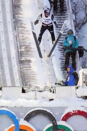 　公式練習で調整する高梨沙羅