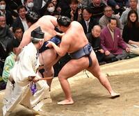 　豪ノ山（左）を送り出しで破った豊昇龍（撮影・開出牧）