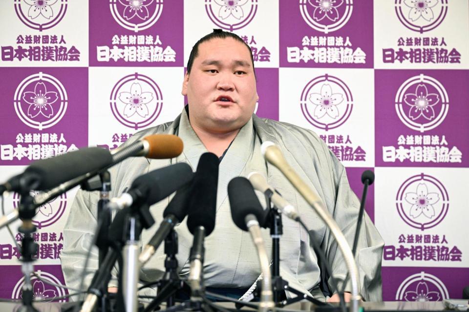 　現役引退の記者会見をする横綱照ノ富士