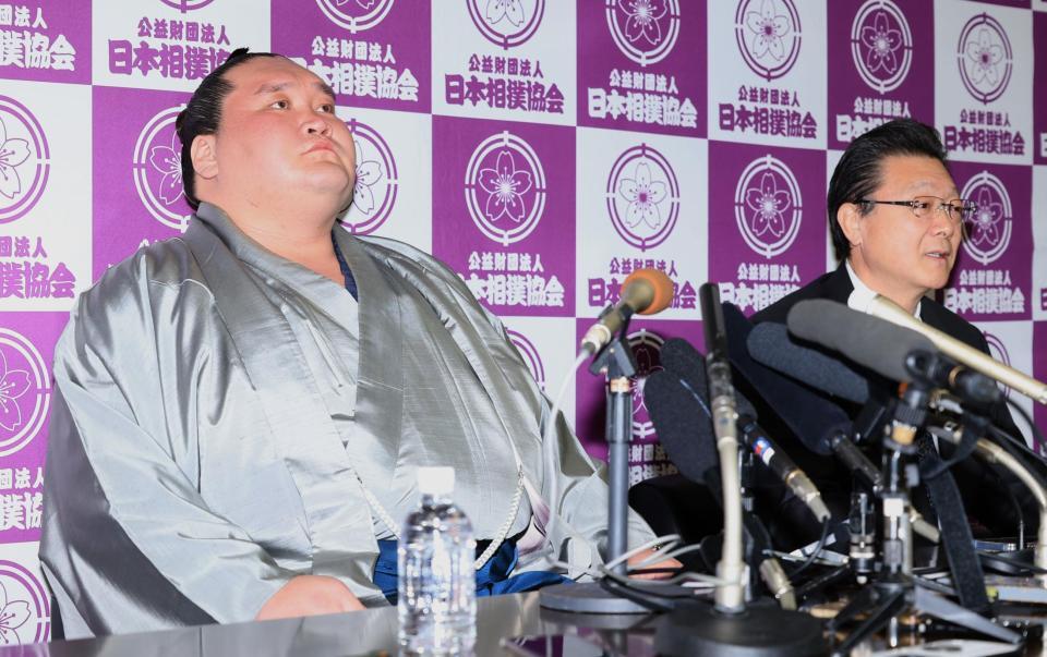 　伊勢ケ浜親方の話を聞く照ノ富士（撮影・金田祐二）