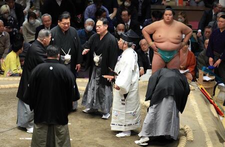 　琴桜と熱海富士の一番で土俵を割る前に審判が手を挙げ取り直しとなる（撮影・金田祐二）