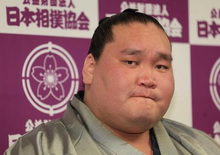 　引退会見を行う照ノ富士