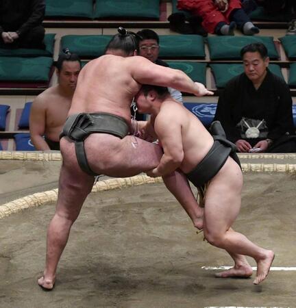 竜勢（左）を送り出しで破った炎鵬（撮影・持木克友）