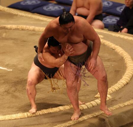 竜勢（右）を送り出しで破る炎鵬（撮影・中島達哉）