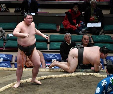 靏林（右）を小手投げで破った夢道鵬（撮影・持木克友）