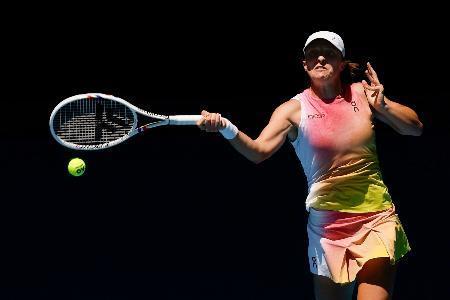 　女子シングルス３回戦でプレーするイガ・シフィオンテク＝メルボルン（共同）
