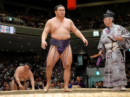 　王鵬（左）を送り倒しで下した豊昇龍（中央）＝両国国技館