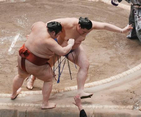 豊昇龍、王鵬下し１敗守る　大の里白星先行、琴桜２勝目