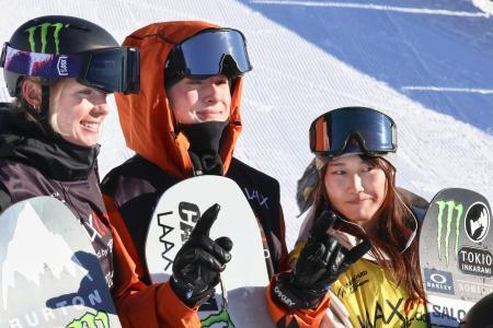 　スロープスタイル女子で３位だった村瀬心椛（右）＝ラークス（共同）