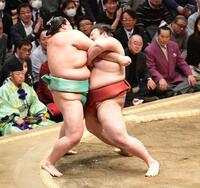 　琴桜（左）をきめ出しで破った熱海富士（撮影・開出牧）