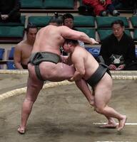 竜勢（左）を送り出しで破った炎鵬（撮影・持木克友）