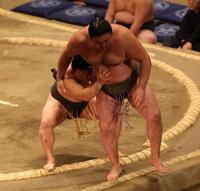 竜勢（右）を送り出しで破る炎鵬（撮影・中島達哉）