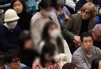 　大相撲１月場所７日目に来場する小室哲哉、左下に上地雄輔（写真は一部加工しています）