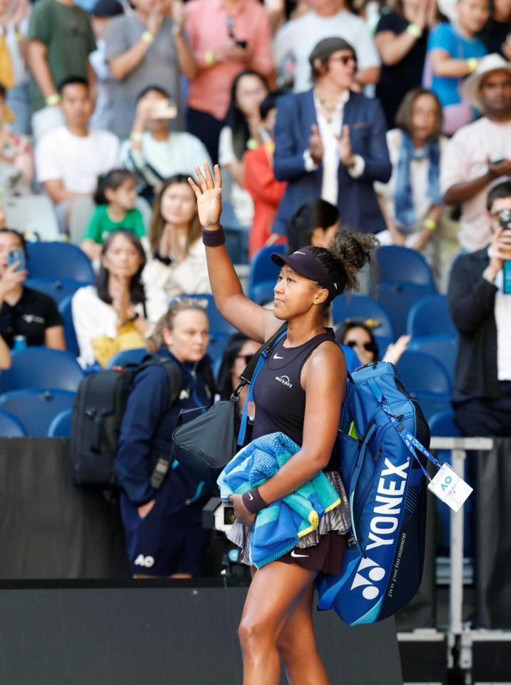 　女子シングルス３回戦で途中棄権し、引き揚げる大坂なおみ（共同）