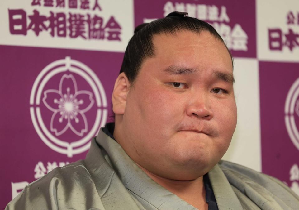 　引退会見を行う照ノ富士