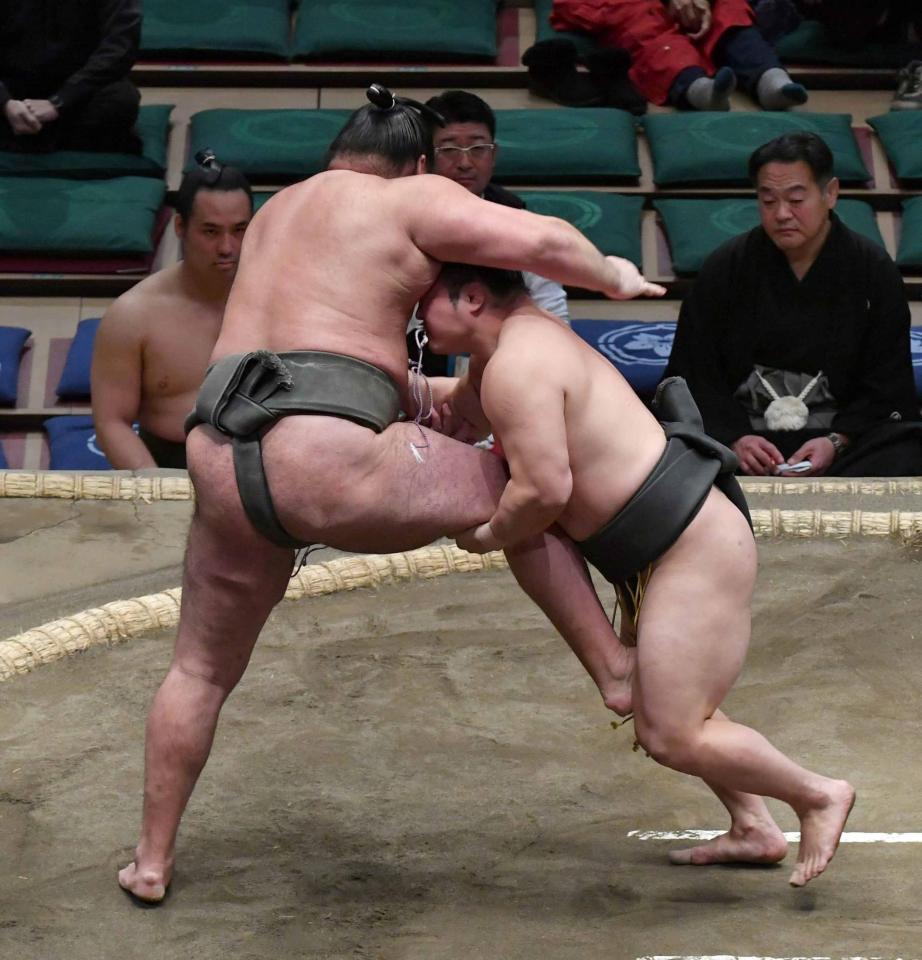 竜勢（左）を送り出しで破った炎鵬（撮影・持木克友）