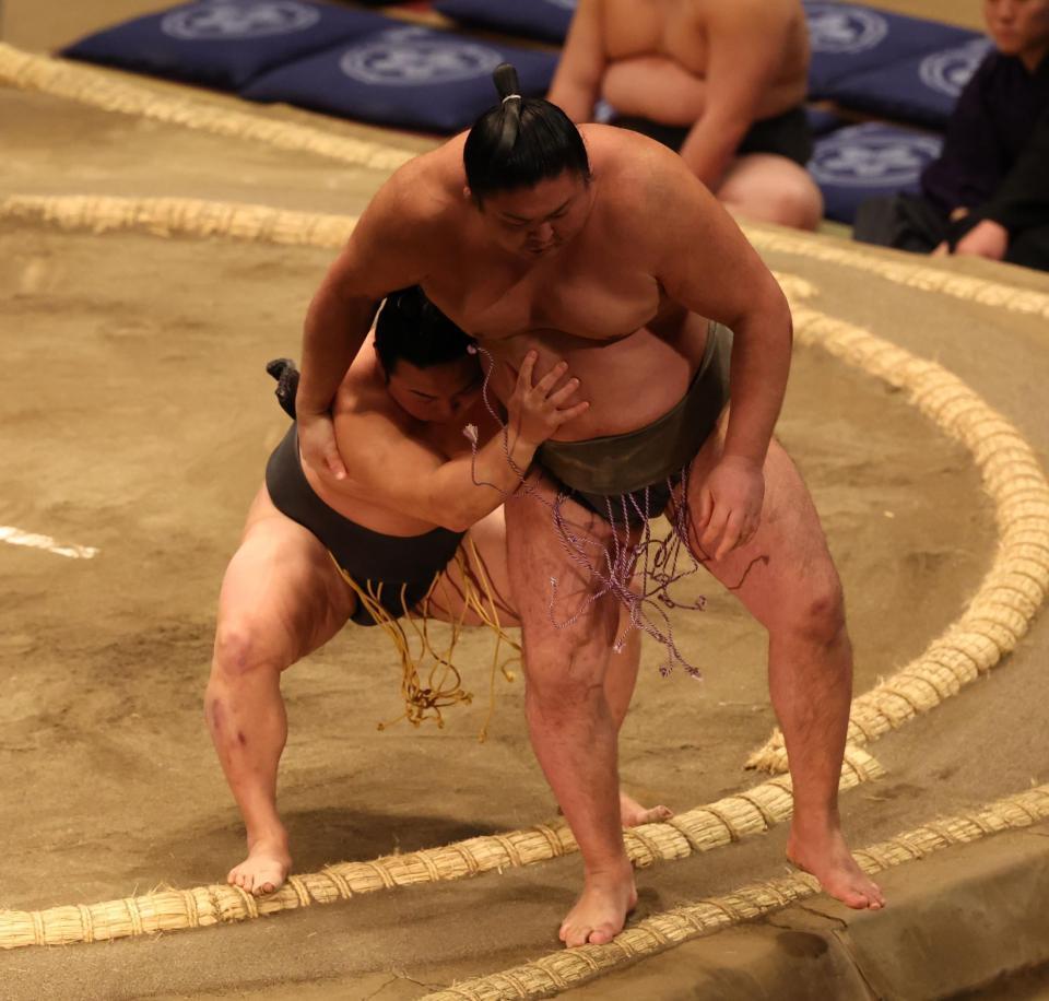 竜勢（右）を送り出しで破る炎鵬（撮影・中島達哉）