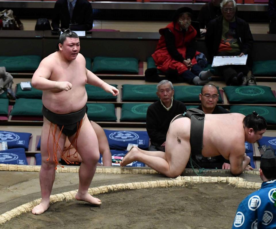 靏林（右）を小手投げで破った夢道鵬（撮影・持木克友）