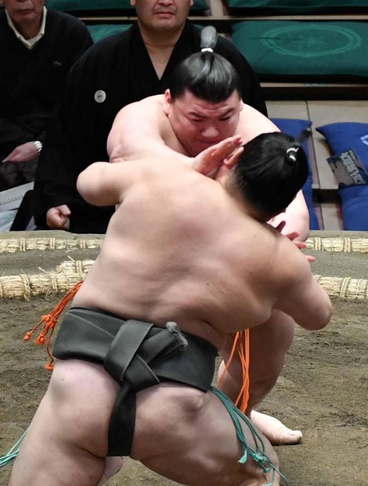 靏林（手前）を攻める夢道鵬（撮影・持木克友）