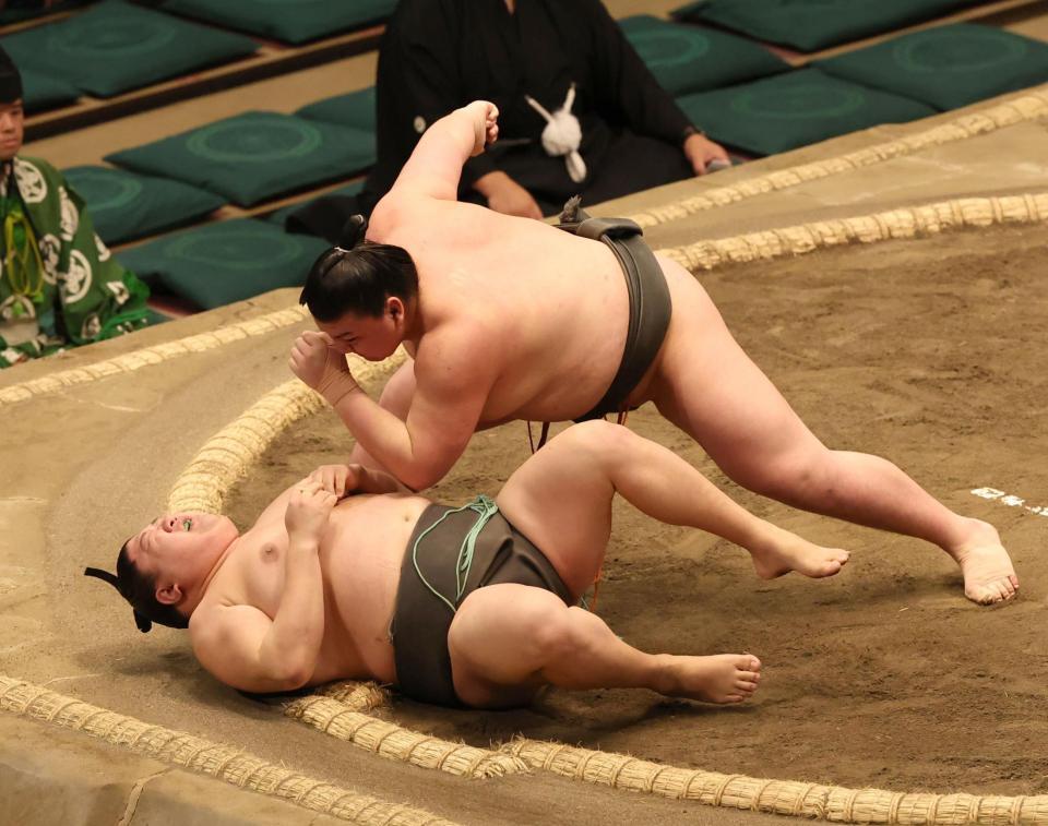 夢道鵬（右）が靏林を小手投げで破る（撮影・中島達哉）