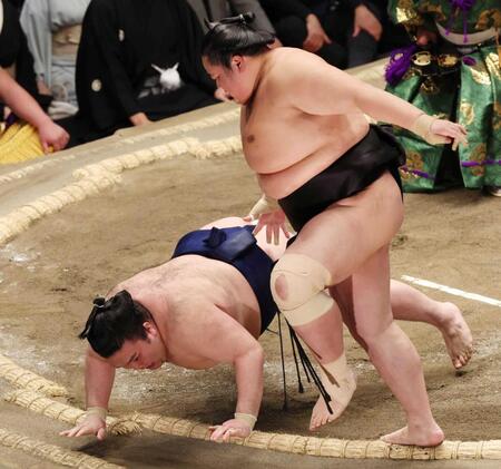 　突き落としで豪ノ山（左）を下した琴桜