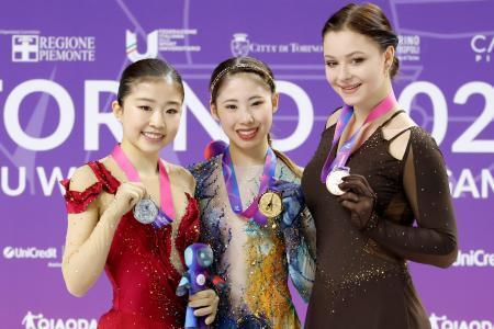 　女子で優勝した住吉りをん（中央）。左は２位の千葉百音＝トリノ（共同）