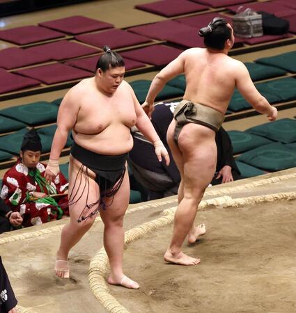 　北乃庄（右）を突き落としで破った納谷（撮影・中島達哉）