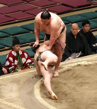 　北乃庄（手前）を突き落としで破る納谷（撮影・中島達哉）