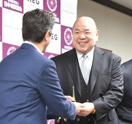 　パリ公演の関係者よりミニチュアのエッフェル塔をプレゼントされ笑顔を見せる八角理事長（右）＝撮影・持木克友