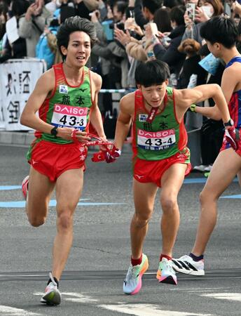 　熊本４区・一ノ瀬來祈にたすきを渡す３区・鶴川正也（左）