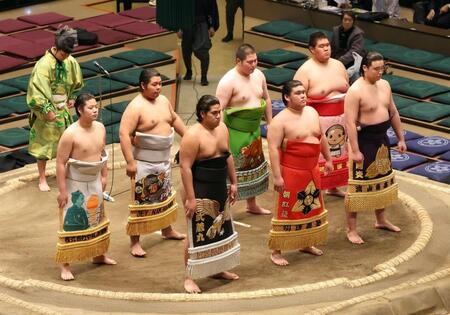 　新序出世披露で土俵に上がった（前列左から）光武蔵、砂坂、天狼星（後列左から）朝河隅、安氣乃山、内海、青木（撮影・中島達哉）