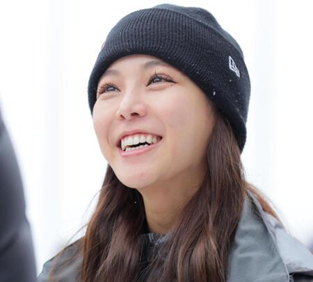 　試合後、関係者からプレゼントをもらい、笑顔を見せる高梨沙羅（撮影・吉澤敬太）