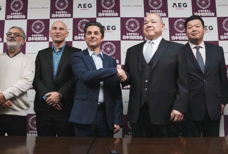 　記者会見後、パリ公演の関係者と写真に納まる日本相撲協会の八角理事長（右から２人目）＝１９日、東京・両国国技館