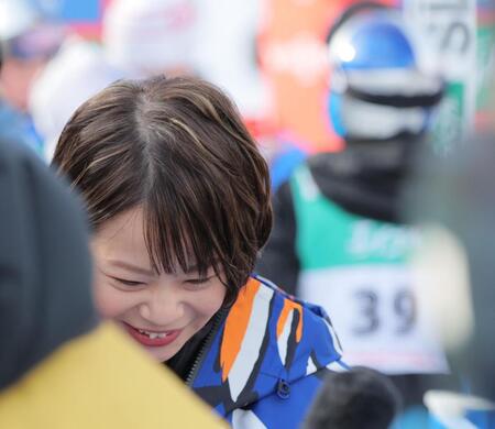 　高梨沙羅（ゼッケン３９）のインタビューを終え笑顔を見せる高木菜那さん（撮影・吉澤敬太）
