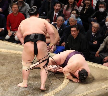 　王鵬（右）を上手出し投げで下す琴桜（撮影・中島達哉）