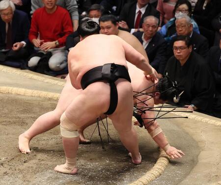 　王鵬（奥）を上手出し投げで下す琴桜（撮影・中島達哉）