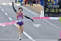 　大会新記録で４連覇し笑顔でフィニッシュする長野のアンカー伊藤大志
