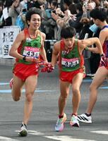 　熊本４区・一ノ瀬來祈にたすきを渡す３区・鶴川正也（左）