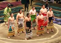 　新序出世披露で土俵に上がった（前列左から）光武蔵、砂坂、天狼星（後列左から）朝河隅、安氣乃山、内海、青木（撮影・中島達哉）