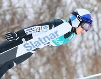 　１本目の飛躍をする高梨沙羅