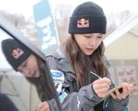 　試合後、ファンにサインする高梨沙羅（撮影・吉澤敬太）