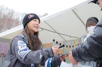 　試合後、ファンにサインする高梨沙羅（撮影・吉澤敬太）