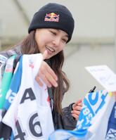 　試合後、ファンに持参したゼッケンをプレゼントする高梨沙羅（撮影・吉澤敬太）