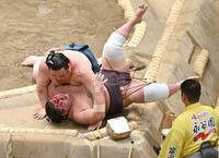 　柴雷（下）はすくい投げで白熊に敗れる